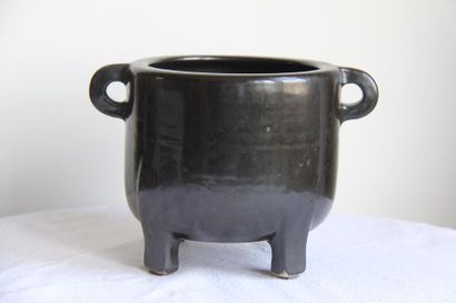 null Vase quadripode à deux anses en céramique à engobe noire signée sous la base
H...