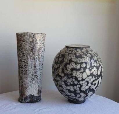 null Lot :
- Vase couvert globulaire en céramique
- Vase tubulaire en raku
H : 25...