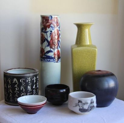 null Lot de vases divers en céramique dans le goût chinois
H : 42 cm.