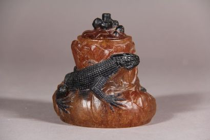 null Covered jar in orange glass paste with relief decoration of a black tinted salamander.
H:...