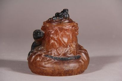 null Covered jar in orange glass paste with relief decoration of a black tinted salamander.
H:...