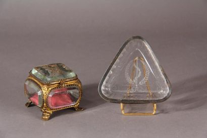 null Lot :
- Vide poche triangulaire en verre gravé d'une couronne de laurier, monture...