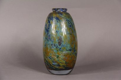 null Blue, yellow and silver spotted glass ovoid vase, signed ML dated 84
H : 22...