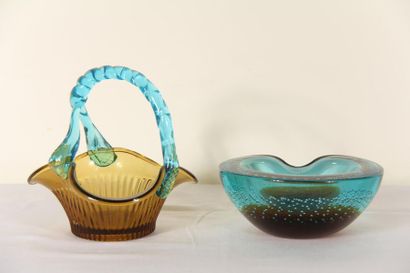 null *Lot:
- Basket in yellow and blue glass, H :18,5 cm.
- Blue-yellow
bubbled glass...