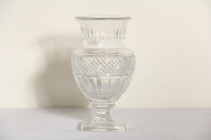 null *BACCARAT Medici
Vase in cut crystal, signed
H : 22,5 cm.