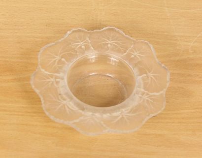 null LALIQUE France
Vide-poche en cristal transparent à décor de feuillage