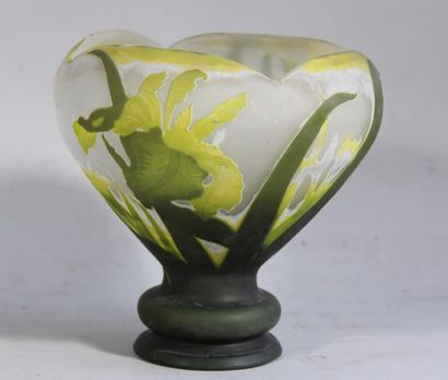 null *Vase sur piedouche gravé de feuillage vert sur fond blanc.
H : 22 cm.