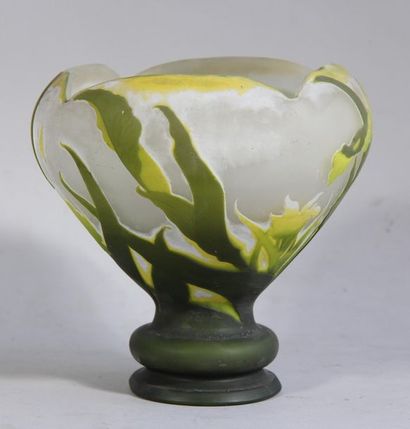 null *Vase sur piedouche gravé de feuillage vert sur fond blanc.
H : 22 cm.