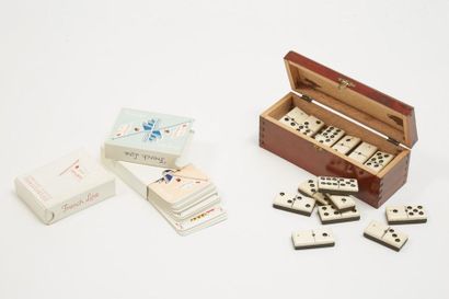null *Lot de jeux :
- Deux jeux de cartes CGT French Line
- Deux boites de dominos...