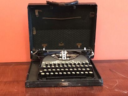 null *Machine à écrire CORONA
34 x 14 cm.