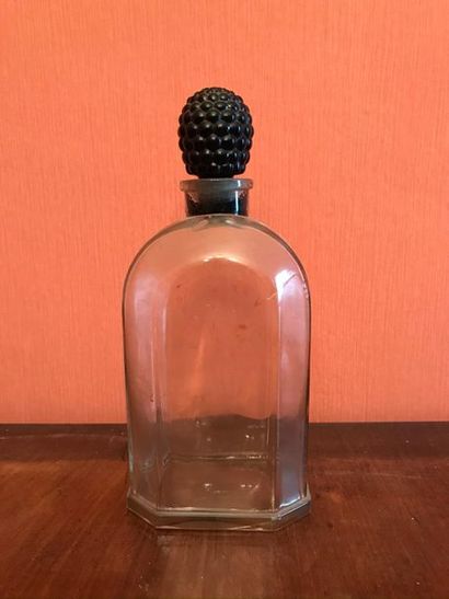 null *Bottle of eau de cologne with black opaline glass stopper.
H: 28 cm.