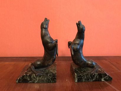 null *Pair of bookends in ruler representing sea lions on a green marble base
H:...