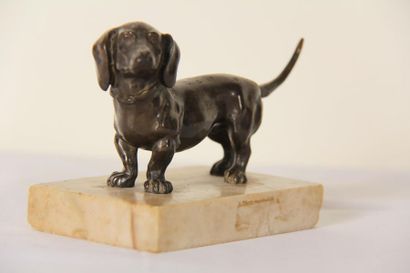 null *Sculpture in patinated ruler representing a basset hound, marble base
H : 10...