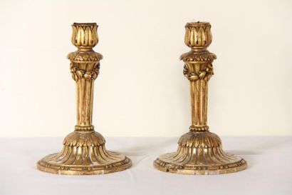 null *Paire de bougeoirs de toilette en bois doré, style Louis XVI.
H : 17 cm. (accidents...