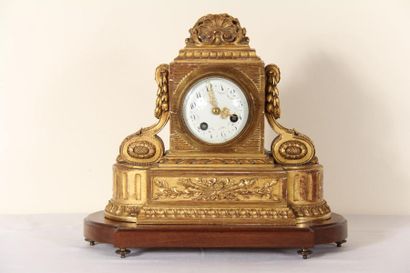 null *Pendule borne en bois doré, style Louis XVI.
H : 27 L : 29 cm. (éclats)
