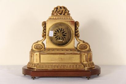 null *Pendule borne en bois doré, style Louis XVI.
H : 27 L : 29 cm. (éclats)