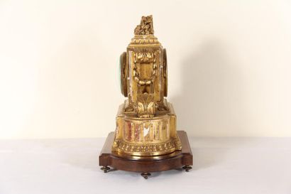 null *Gilded wood terminal clock, Louis XVI style.
H : 27 W : 29 cm. (splinters)