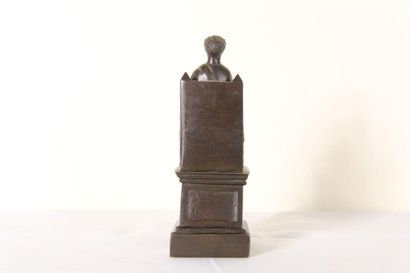 null *Sculpture en métal patiné noir représentant St Pierre assis sur un trône.
H...