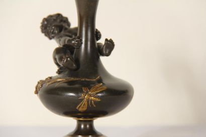 null *Auguste MOREAU (d'après) - COLIN cie fondeur Paris
Petit vase en bronze patiné...
