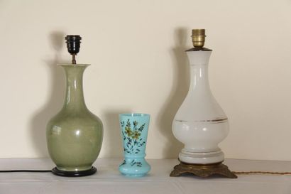 null *Lot :
- Pied de lampe en opaline blanche et dorée monture en laiton
- vase...