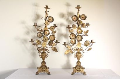 null *Pair of five-light brass tripod church candelabras.
H : 75 cm.