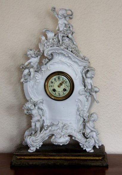 null Bisque clock with rockery and putti among branches.
H : 53 L : 30 cm. (acci...