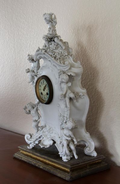null Bisque clock with rockery and putti among branches.
H : 53 L : 30 cm. (acci...