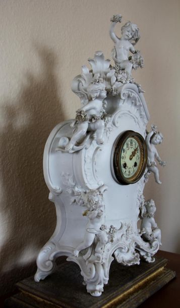 null Bisque clock with rockery and putti among branches.
H : 53 L : 30 cm. (acci...