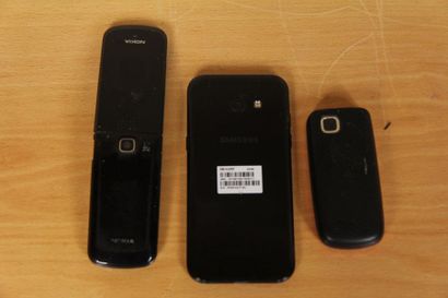 null SAMSUNG - NOKIA
Trois téléphones portables dont SAMSUNG 520F (usagés)