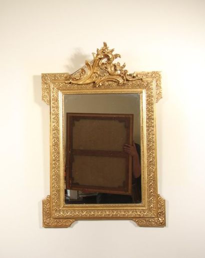 null *Rectangular gilded stuccoed wood mirror with rocaille pediment
100 x 64 cm...
