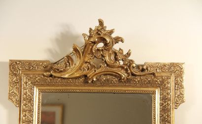null *Rectangular gilded stuccoed wood mirror with rocaille pediment
100 x 64 cm...