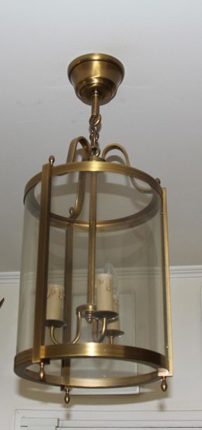 null *Lanterne en métal à trois lumières style Louis XVI.
H : 63,5 cm. D : 27,5 ...