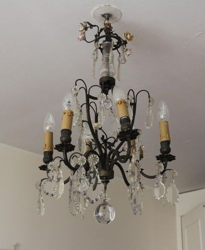 null *Metal chandelier and five-light pendants
H: 70 D: 43 cm.