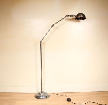 null LOBERON
Lampe de parquet en métal chromé articulé modèle Tulsa.
H env.: 138...