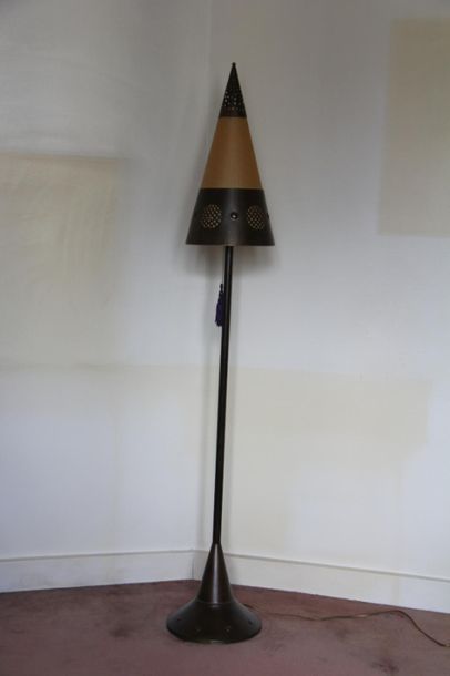 null Lampe de parquet en cuivre perforé
H : 169 cm.
