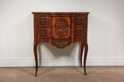 null *Small veneer chest of drawers inlaid with flowers in a medallion, opening with...