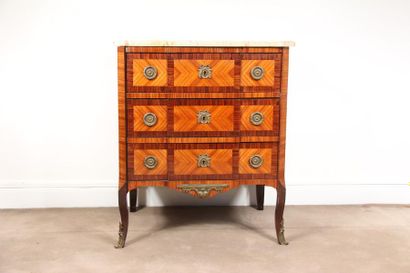 null * Veneer veneer chest of drawers inlaid with frame strips opening to three drawers,...