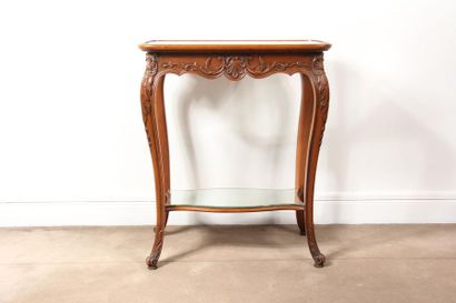 null *Table de salon en bois naturel sculpté de coquilles, un tiroir latéral et un...