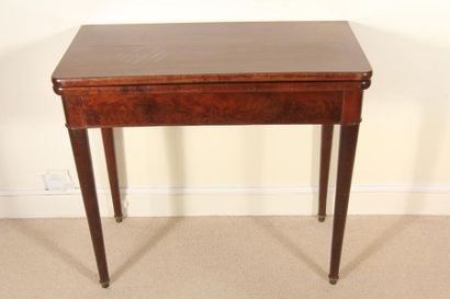 null *Mahogany veneer game table, leather lined interior, 19th c.
H : 75.5 W : 84...