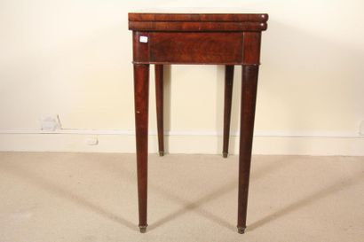 null *Mahogany veneer game table, leather lined interior, 19th c.
H : 75.5 W : 84...