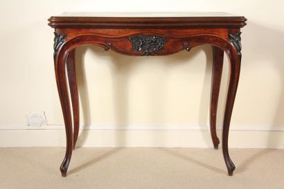 null *Table à jeux en bois teinté à plateau portefeuille, époque Louis Philippe
H...