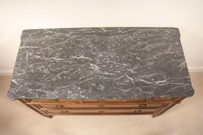 null *Commode en bois de placage à trois tiroirs, plateau marbre style Louis XVI.
H...