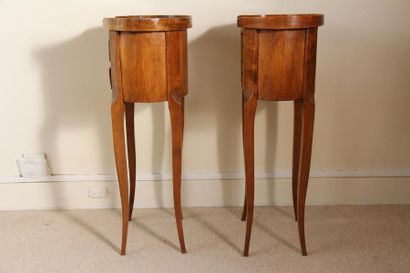 null *Pair of natural wood kidney bedside tables with two drawers
H : 66 L : 33 D...