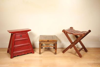 null Lot:
- Small red lacquered wooden pyramidal saddle with three drawers
H: 46...