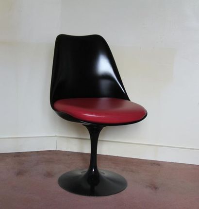 null Black plastic tulip chair, metal
base H : 80 L : 50 D 52 cm.