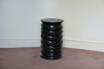 null Stool in black lacquered turned wood
H: 40 D: 25 cm.