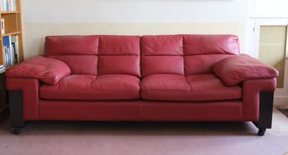 null ROCHE BOBOIS Four seater
sofa in red leather, stands on four castors
H: 80 L:...