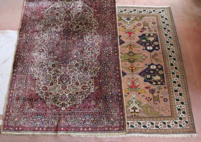 null Two silk carpets
205 x 130 cm.
165 x 130 cm.