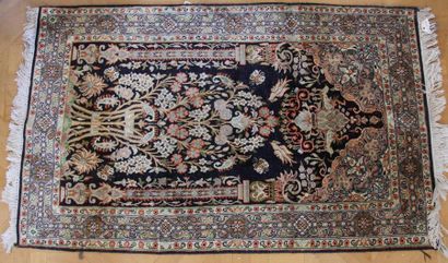 null Silk carpet with Mirhab decoration
121 x 76 cm.