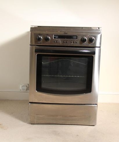 null *
FACTORY Four-burner gas stove with one used electric plate